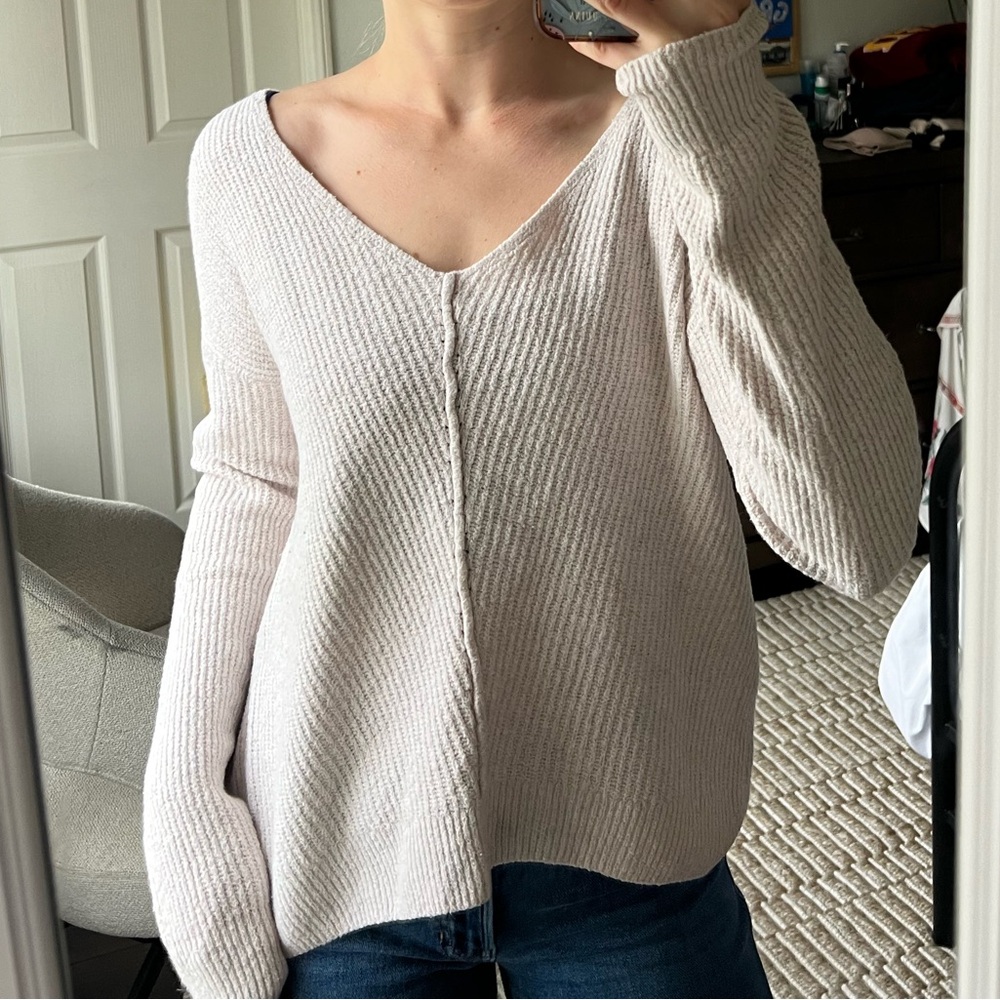 Jessica Simpson Light Gray V-Neck Sweater